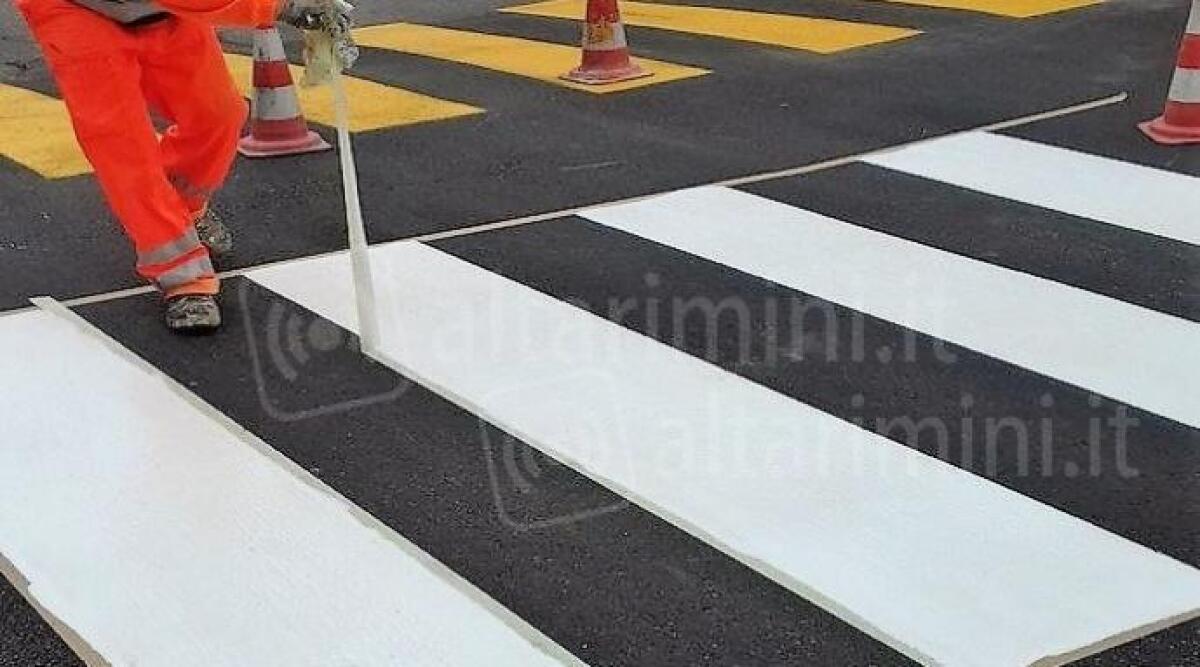 Cattolica, rifacimenti della segnaletica orizzontale in vista della stagione estiva - lavori alla segnaletica a Cattolica