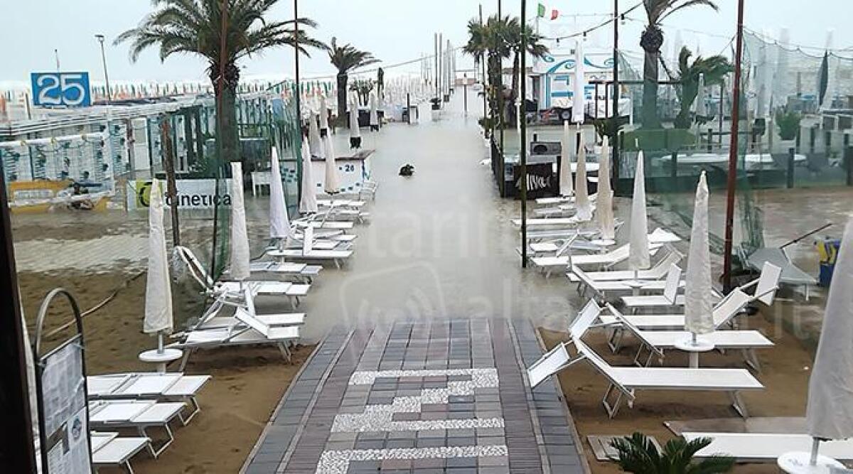 Turismo Rimini, tante disdette. Albergatori: 'La costa non è distrutta' - Stabilimenti balneari