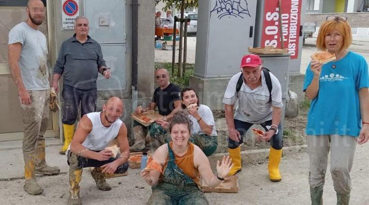 Ospiti della comunit&agrave; di Vallecchio in aiuto alle popolazioni alluvionate - I volontari in un momento di pausa