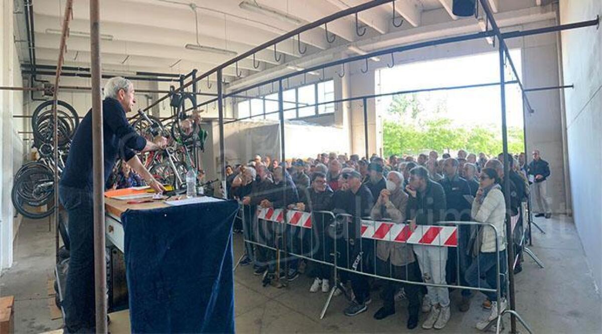 Rimini, incasso record per l'asta oggetti smarriti. Bici elettrica 'battuta' a 400 euro - Un momento dell'asta