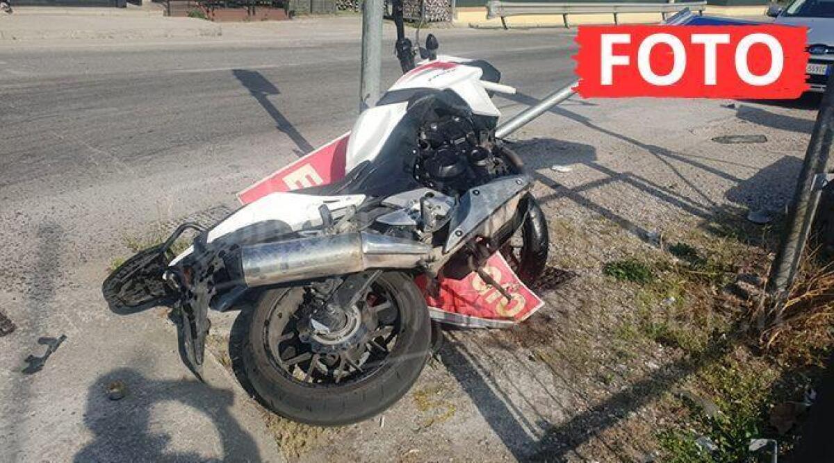 Scontro frontale a Rimini: giovane di 25 anni in serie condizioni. Interviene elisoccorso - La moto dopo l'incidente