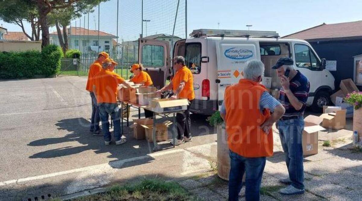 Alluvione, da Misano a Faenza un tir di aiuti per i comuni colpiti - Volontari al lavoro