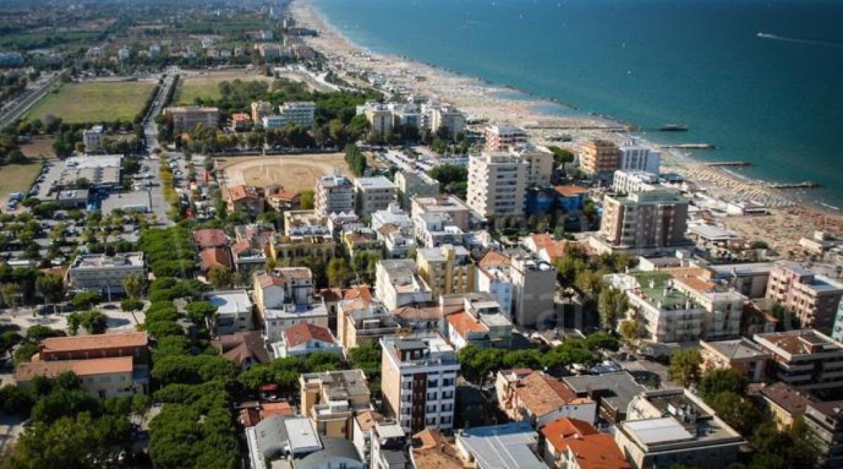 Misano: al via la Ztl, ecco le vie interdette al traffico - Veduta aerea costa romagnola
