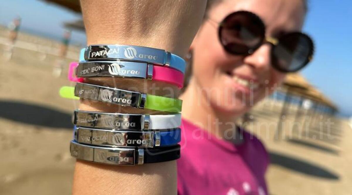 Un braccialetto solidale con i motti alla romagnola per aiutare l'asilo di Cesena - I braccialetti dell'iniziativa Marea per la Romagna