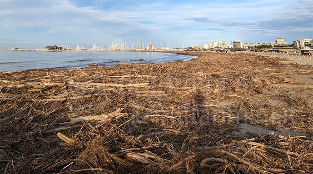 Rimini, 'una mareggiata mai vista in questa stagione'. Operatori delle spiagge al lavoro - La spiaggia di San Giuliano Mare dopo la tempesta PH ELISA DRUDI