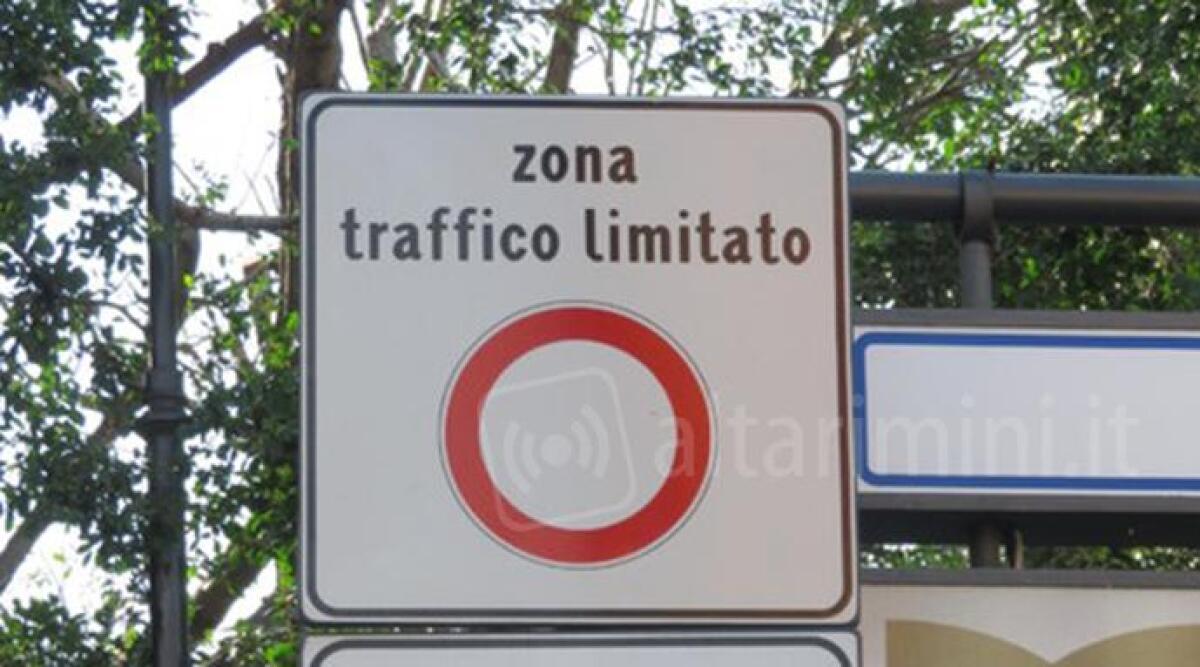 Gli operatori commerciali di Rivabella contro la Ztl Ztl h24: 'Pietra tombale sulle nostre attività' - Foto di repertorio