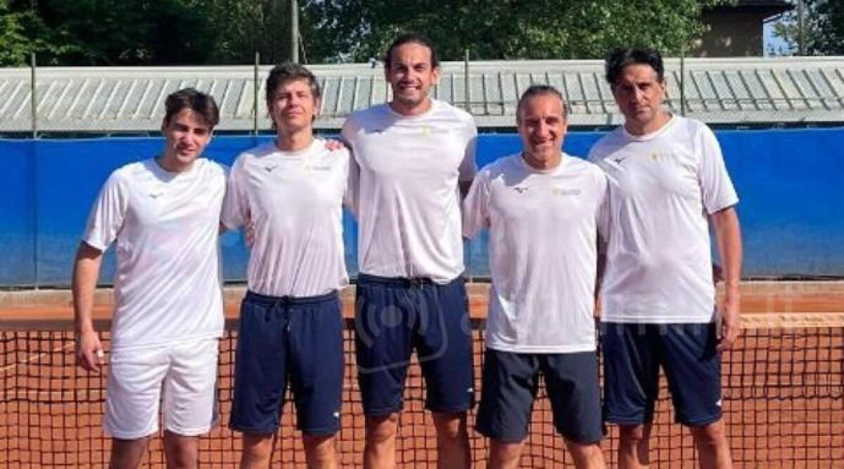 Tennis, la squadra di D1 maschile del Ct Cicconetti batte 3-2 il Ct Cesena e si qualifica per i play-off promozione in C - La squadra di D1 del Ct Cicconetti Rimini