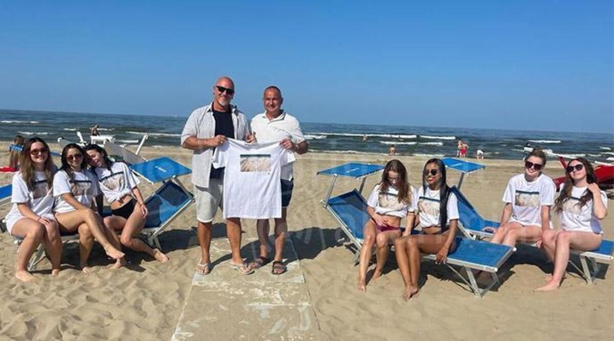 Tin Bota, t-shirt benefiche in vendita sulle spiagge di Rimini - 