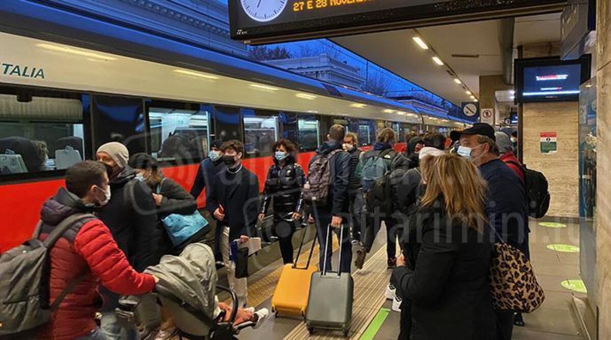 Un mercoled&igrave; di passione, circolazione ferroviaria bloccata a causa dell'alluvione: caos per i viaggiatori - Archivio