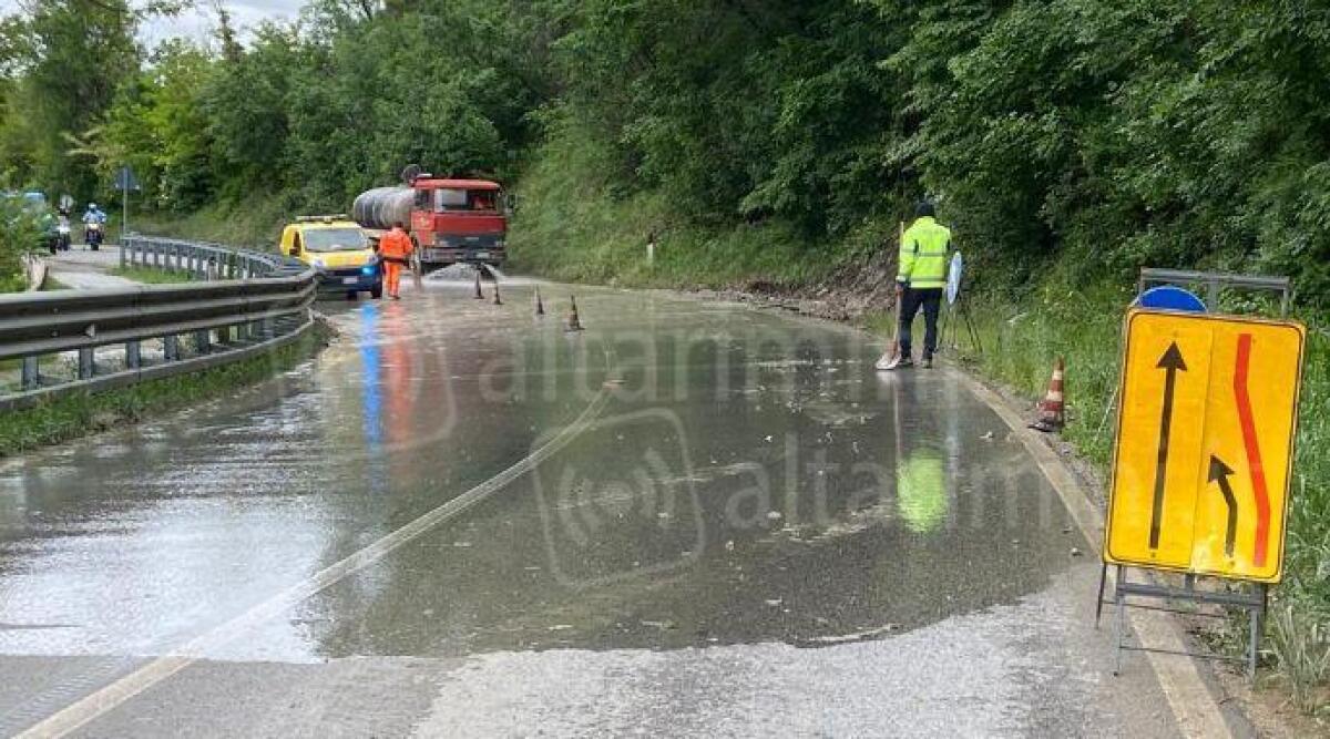 Disagi alla circolazione per frana sulla via Marecchiese. La segnalazione - Il luogo della frana