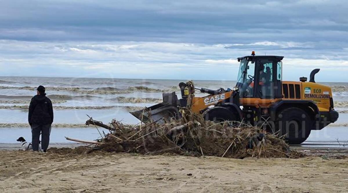 Nuova allerta rossa, confermate le piogge di sabato. Assessore regionale: 'Danni per 5-6 miliardi' - Pulizia delle spiagge rimini FACEBOOK