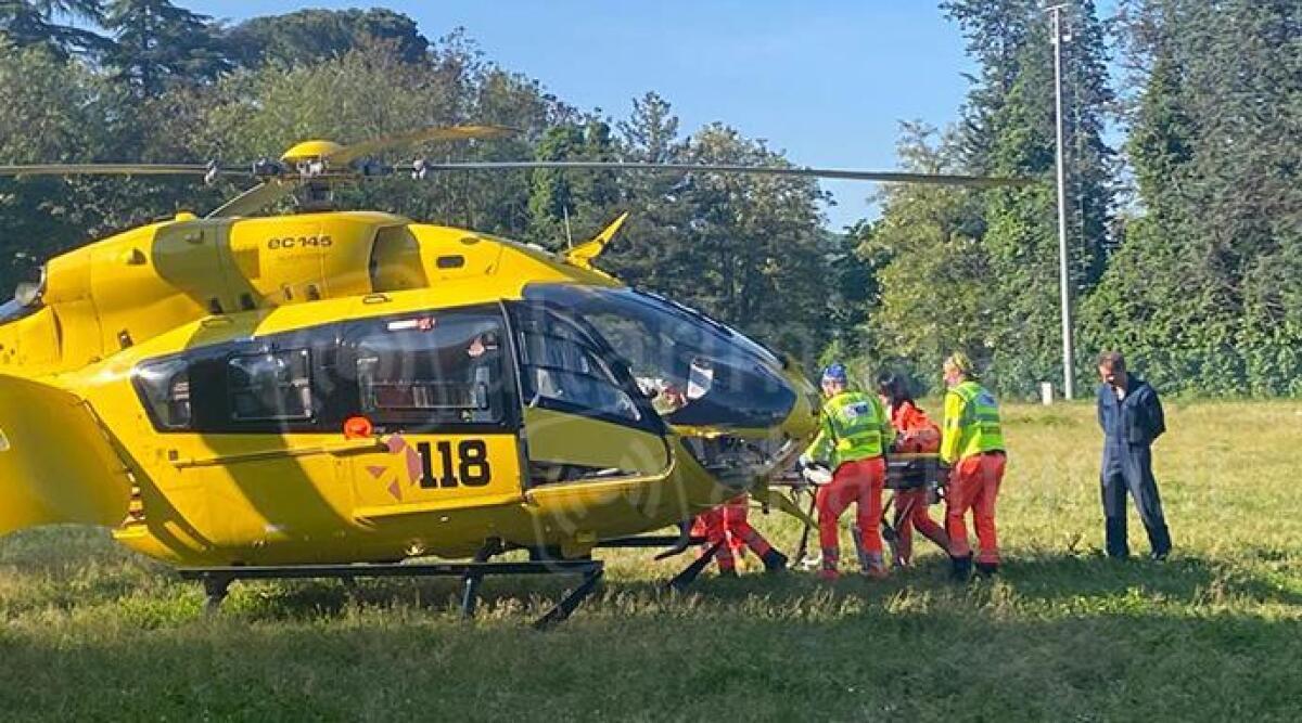 Incidente in Alta Valmarecchia: ferito un ciclista francese - L'elisoccorso atterrato al campo sportivo di Novafeltria per soccorrere il ferito