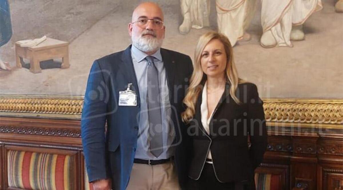 Montefiore Conca, sindaco ricevuto dalla senatrice Spinelli. 'Urgenti lavori al tetto della scuola' - Il sindaco Sica con la senatrice Spinelli
