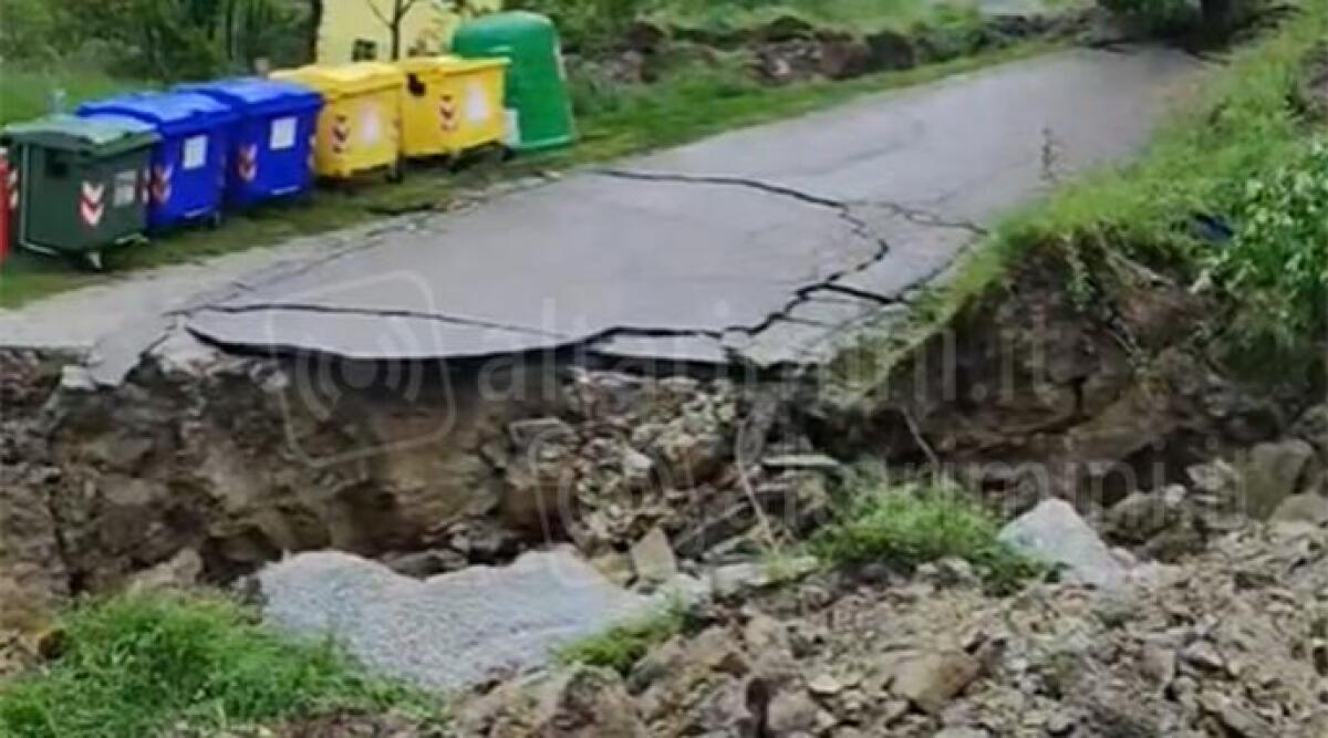 Una frana disastrosa isola Villa di Fragheto a Casteldelci - Un fermo immagine del video sul profilo Fb di Marco Novelli