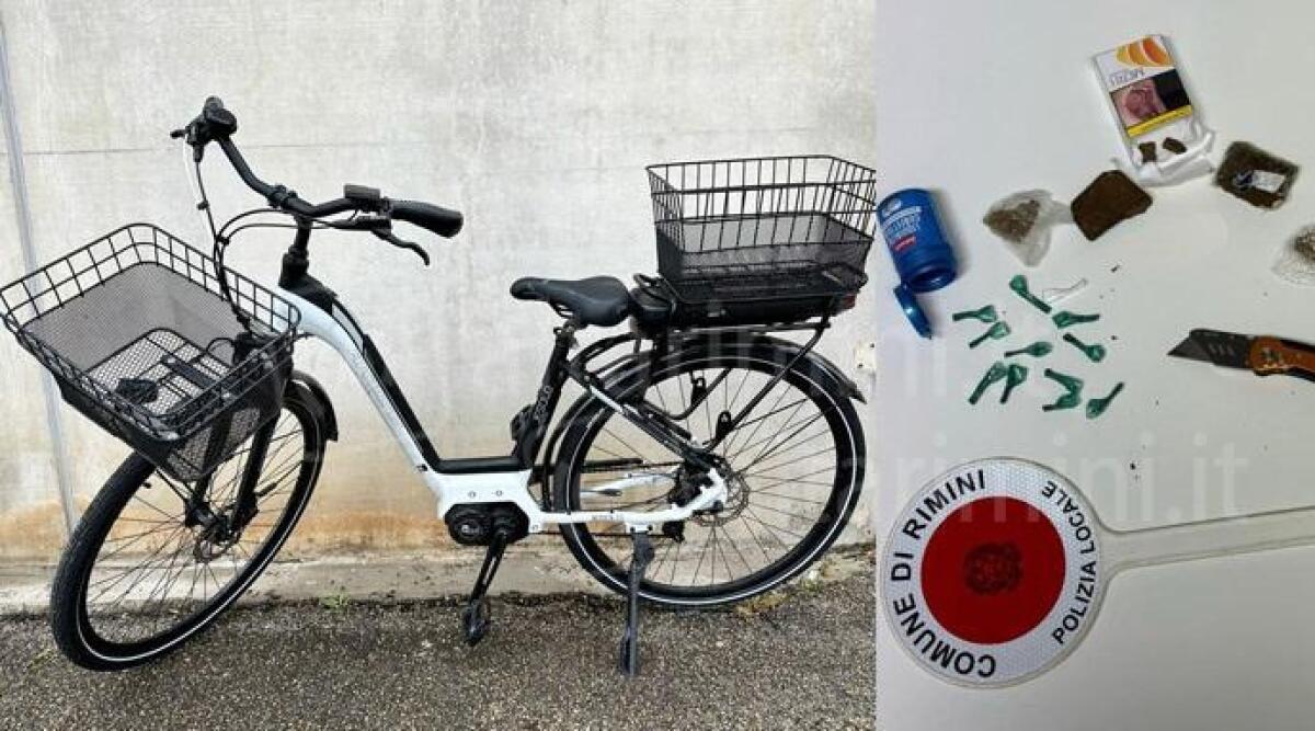 Spaccio in un appartamento di Miramare, il blitz fa arrestare due pusher - La bici