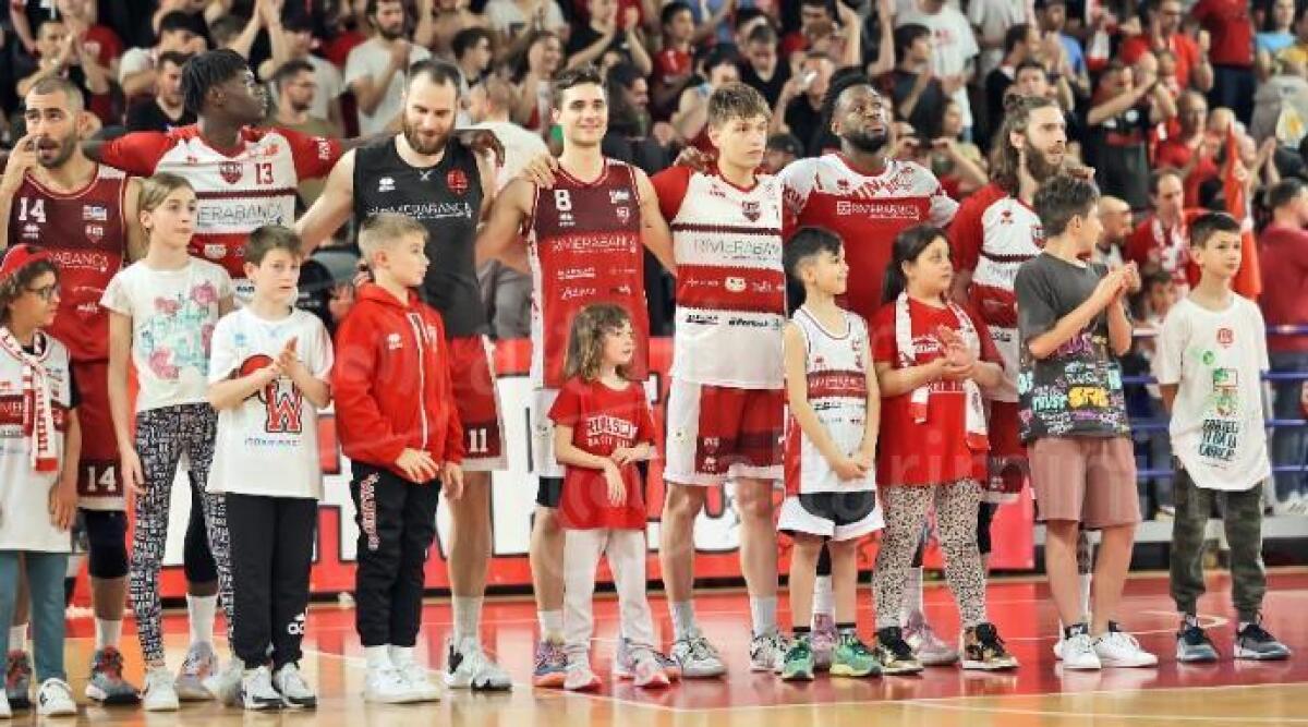 Basket A2, RivieraBanca ko in gara4 playoff: &egrave; eliminata da Treviglio - La squadra prima dell'inizio della sfida (Foto De Luigi)