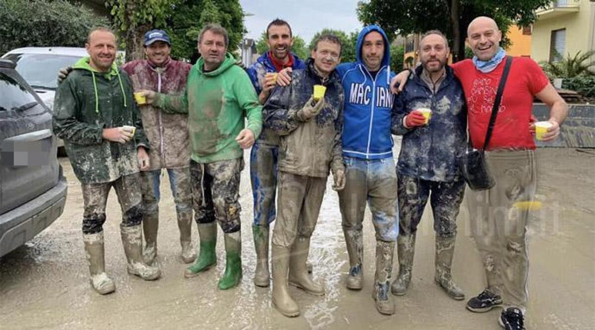 Alluvione: futuro sposo rinuncia a festa di addio al celibato e con gli amici va a spalare il fango - I ragazzi in posa durante una pausa