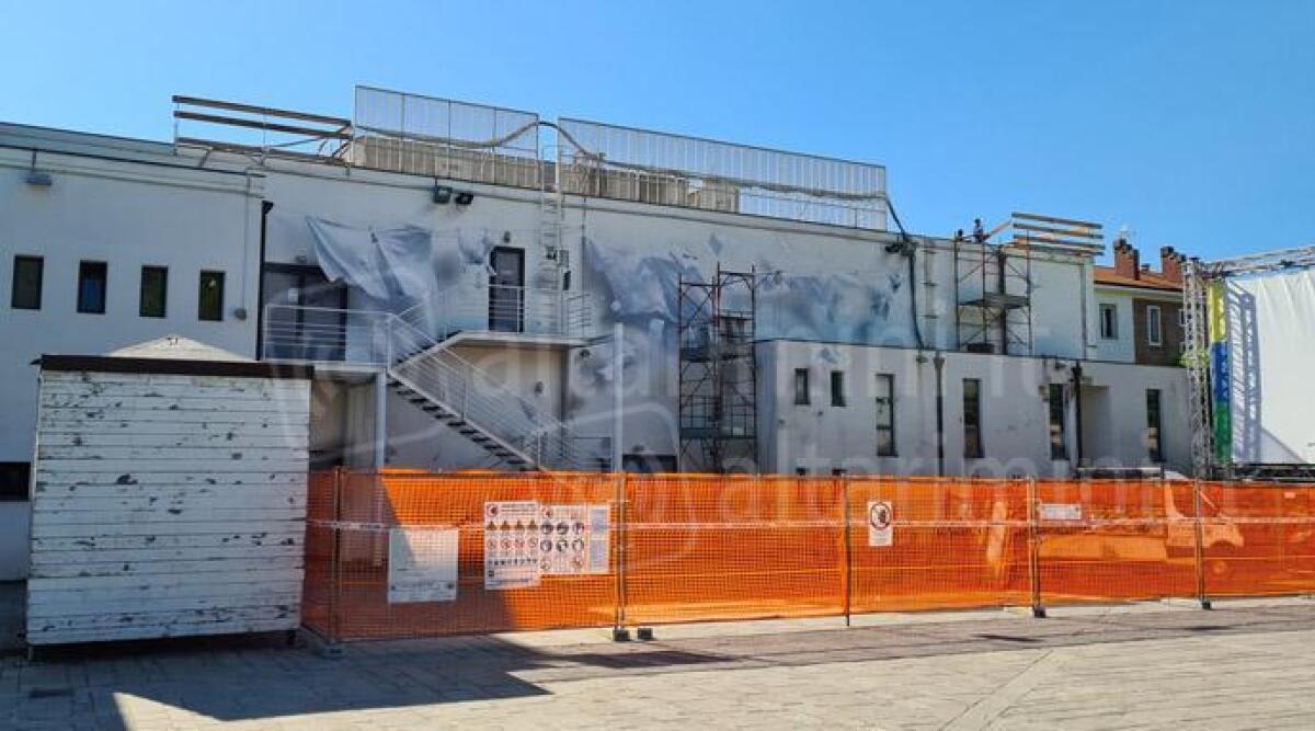 Santarcangelo, partiti i lavori nelle aree esterne del Supercinema - Il cantiere al Supercinema di Santarcangelo