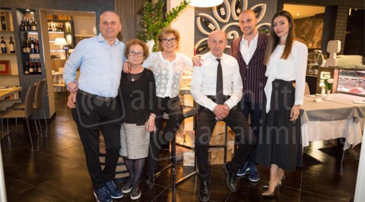 Pietracuta, ristorante La Grotta chiude per rinnovarsi: 'Ma pagheremo lo stesso i dipendenti' - Lo staff de 'La Grotta'