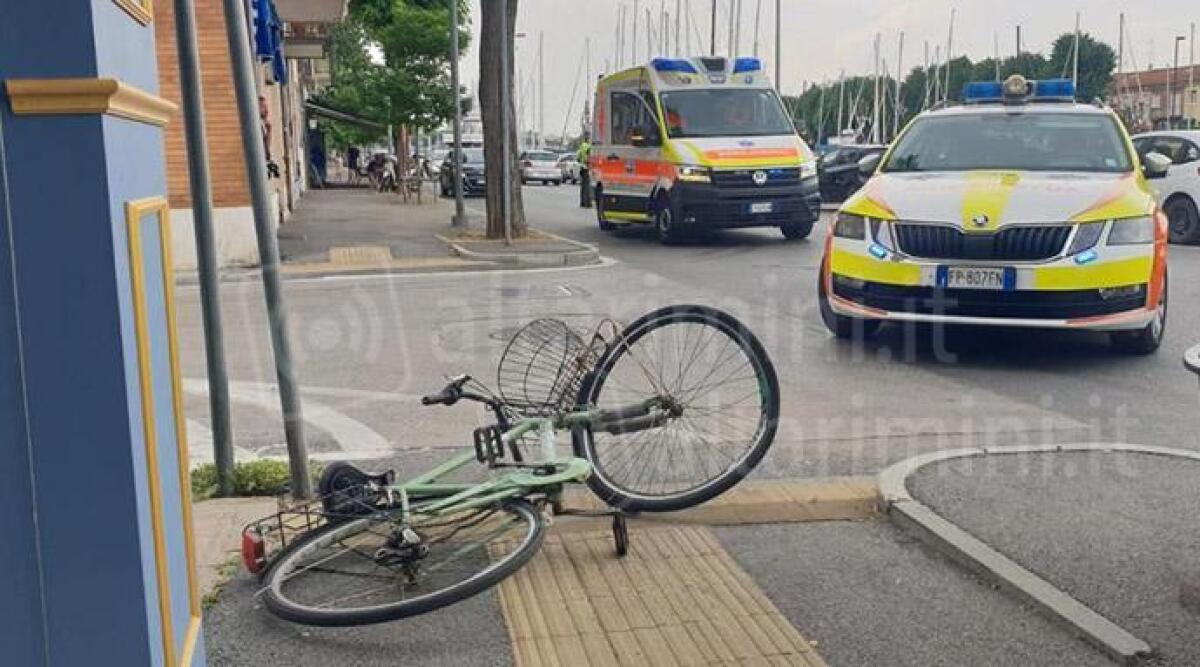 Rimini, bici si immette sulla via Destra del Porto e si scontra con uno scooter - La bicicletta incidentata