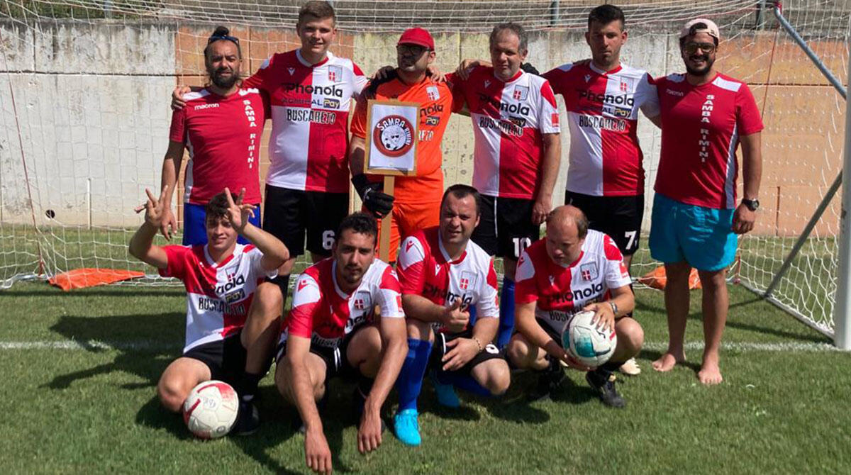 Calcio Samba Rimini, divertenti sfide alla Reunion Special Cup con dodici reti rifilate a Totti soccer team e Ricciconti - I ragazzi del Calcio Samba Rimini in posa con il trofeo