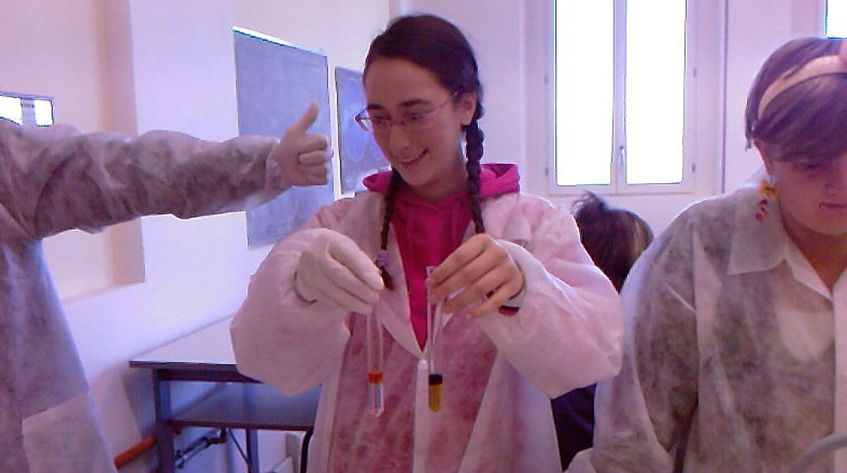 Francesca Berti: la giovane ricercatrice riminese premiata tra oltre 200 candidate - Francesca Berti all'opera nel laboratorio di chimica del Liceo Georges Lemaître