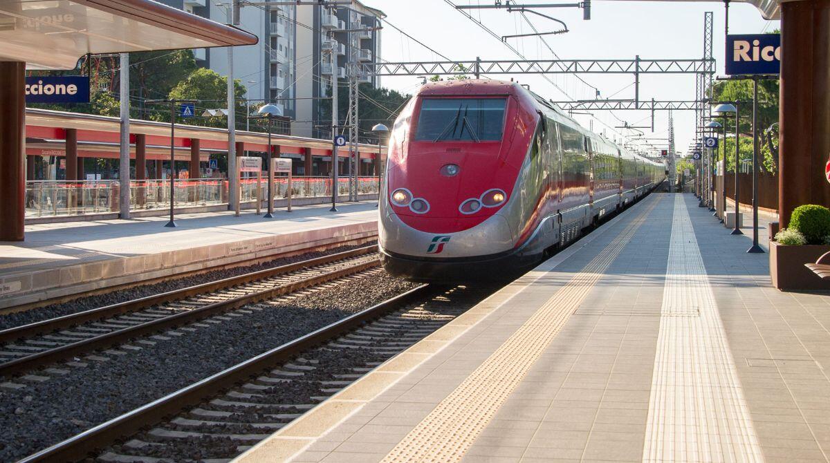 Riccione, 16 collegamenti per raggiungere la perla verde in treno - Treno alla stazione di Riccione