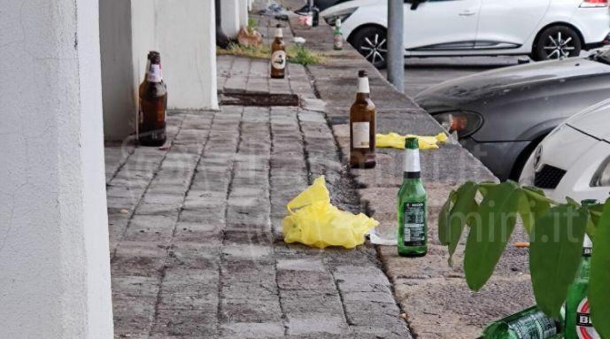 Bottiglie come birilli e vetri rotti vicino alla stazione. La segnalazione - Le immagini inviate dal nostro lettore