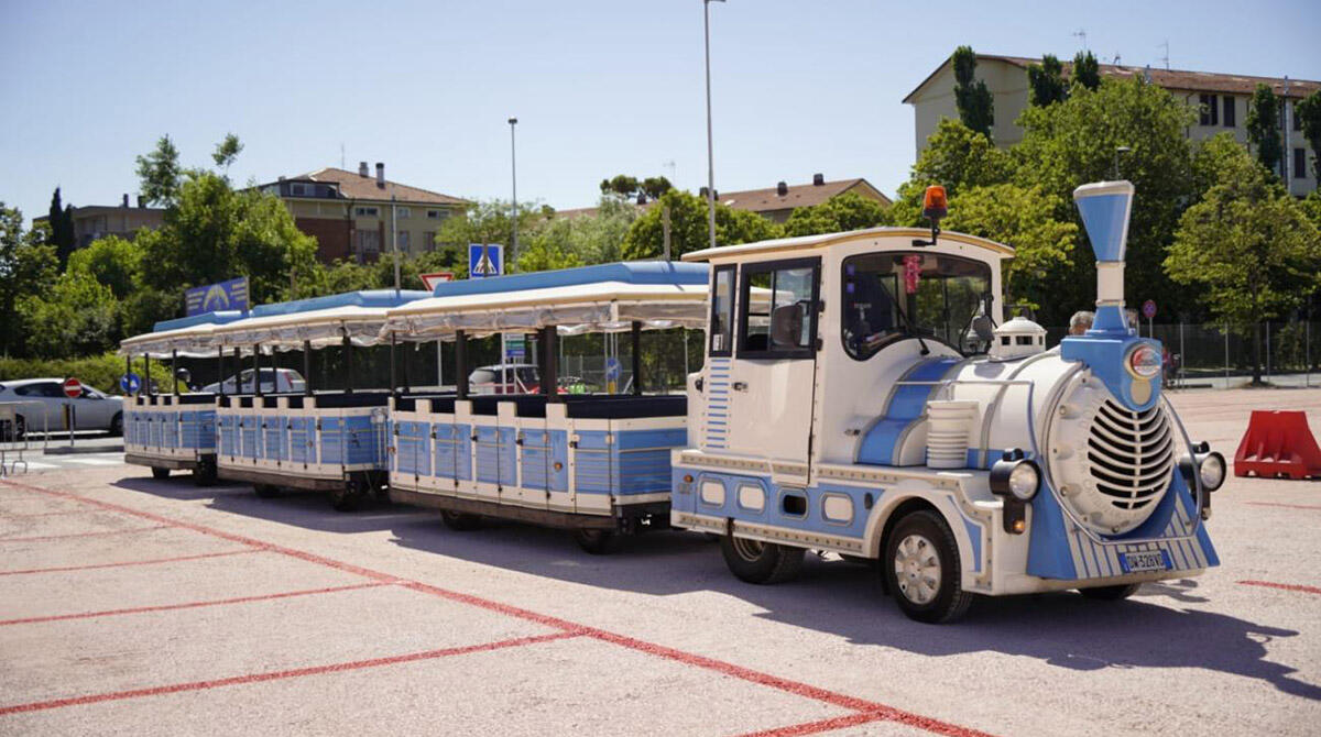 Al mare in modo facile e gratuito: è tornato il trenino con corse ogni 30 minuti - Il trenino per il mare di Rimini