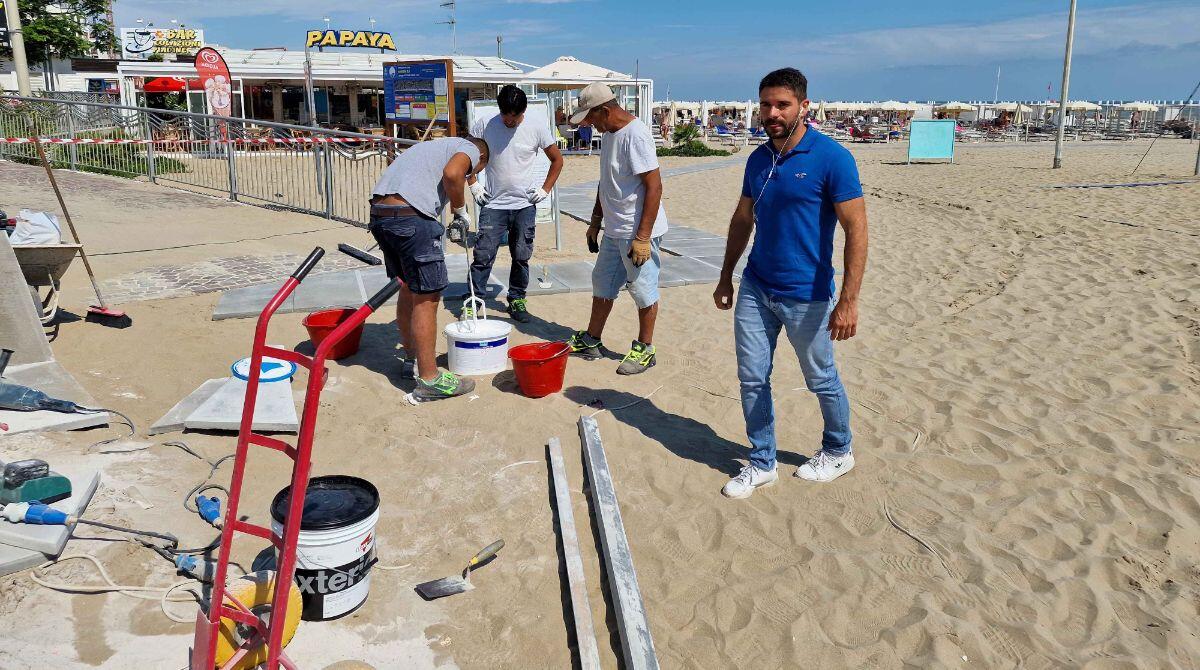 Riccione, dalla piazza alla riva del mare: montate le passerelle per raggiungere la battigia - Piazzale San Martino, passerella disabili
