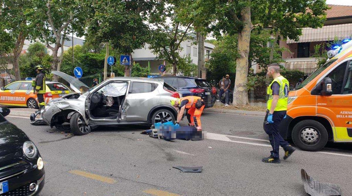 Incidente sulla via Flaminia: auto invade la corsia opposta e sbatte contro il furgone - 