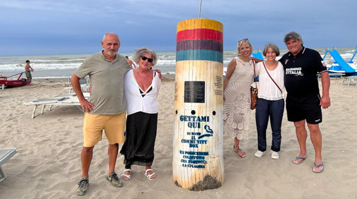 Basta Plastica in Mare, installato il maxi posacenere "collettivo" per proteggere la spiaggia - Il maxi posacenere installato presso il Bagno Tiki 26 di Rimini