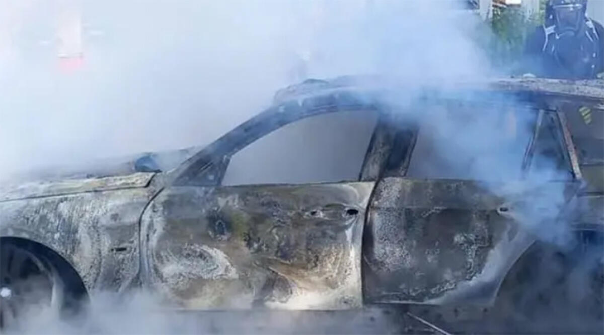Parcheggia l'auto, entra nella farmacia e quando esce vede il fumo e subito dopo le fiamme - Foto di repertorio