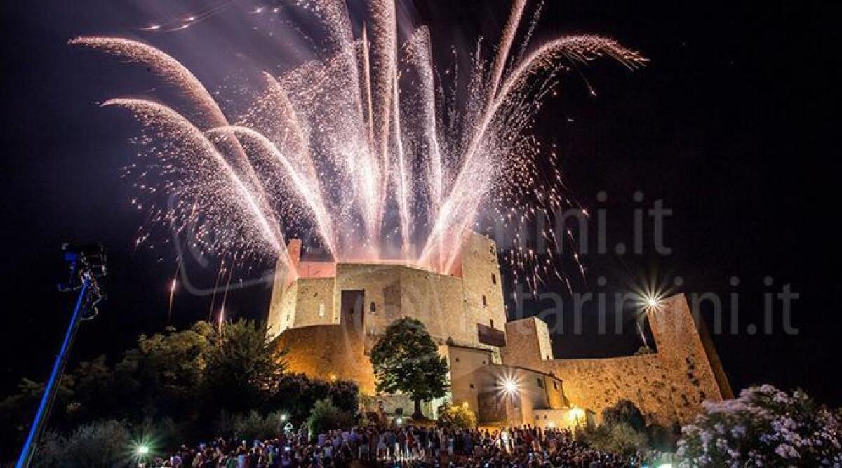 Rocca di Luna, conto alla rovescia per l'evento principe dell'estate di Montefiore Conca - Lo spettacolo pirotecnico di Rocca di Luna