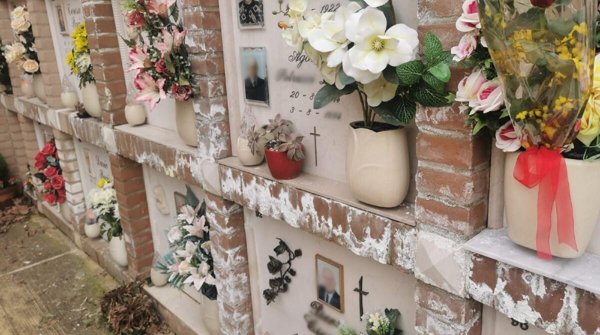 Muffa nell'ala nuova del cimitero di Novafeltria. La segnalazione - La foto inviata dal nostro lettore