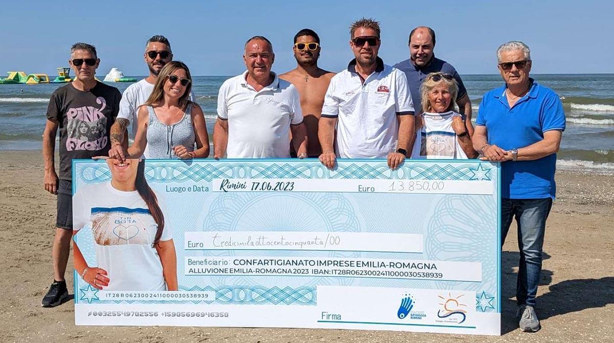 T-shirt Tin Bota, successo per l'iniziativa benefica: raccolti quasi 14.000 euro - L'assegno con il ricavato dell'iniziativa