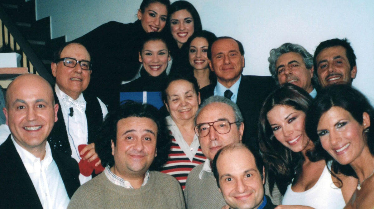 Addio Berlusconi, il ricordo dell'imitatore Carlo Frisi: "Sorrisi e barzellette. E accettava le battute" - Carlo Frisi e lo staff del Bagaglino con Silvio Berlusconi