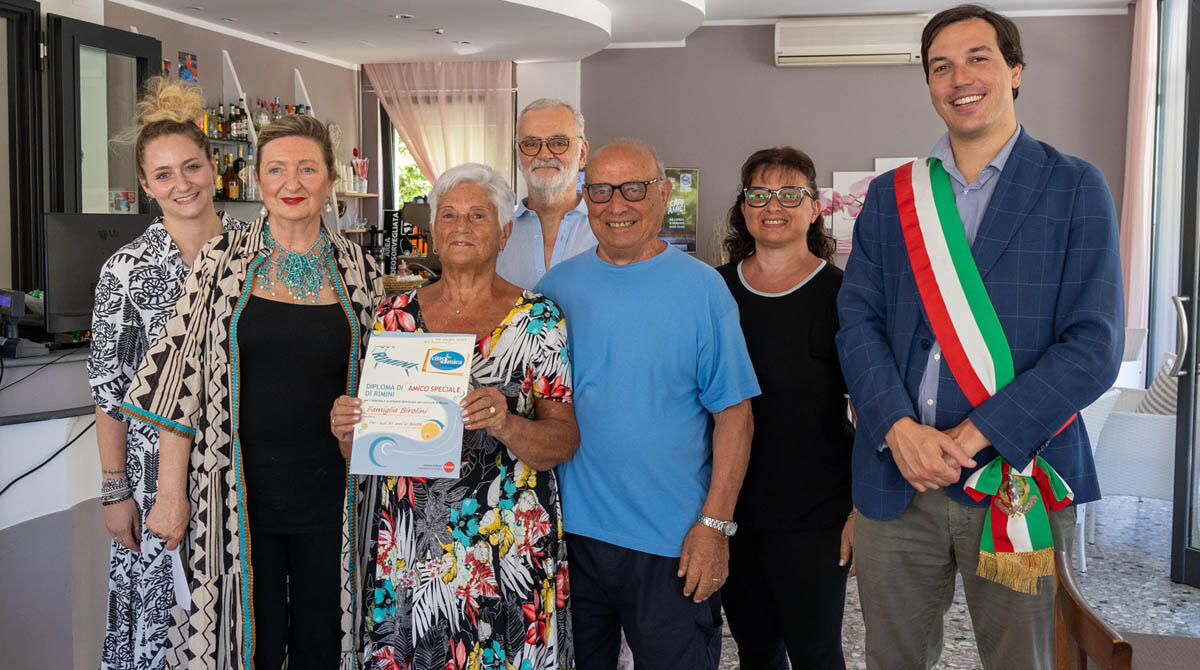 Turisti fedeli premiati dal Comune: due coniugi in vacanza a Rimini per 59 anni di fila - La famiglia Birolini premiata dall'assessore Bragagni