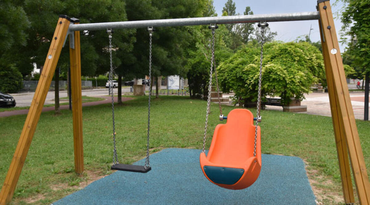 Altalena inclusiva al parco giochi donata dal Rotary Club Riccione Perla Verde - La nuova altalena del parco di viale Sicilia