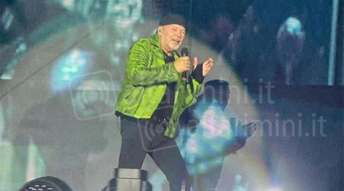 Vasco Rossi, successo per il tour. Il Kom su Rimini: "Abbiamo portato gioia alla mia terra ferita" - Vasco Rossi durante il soundchek del 1 giugno