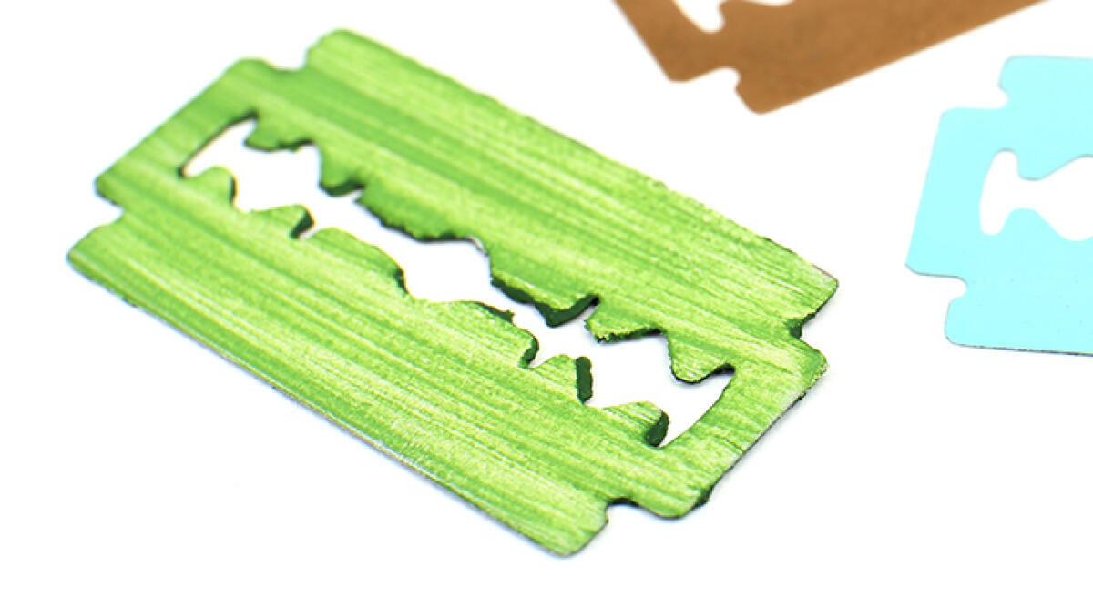 Strategia disperata: detenuto cerca di eludere il carcere ingerendo lamette e una forchetta - Lametta, foto archivio