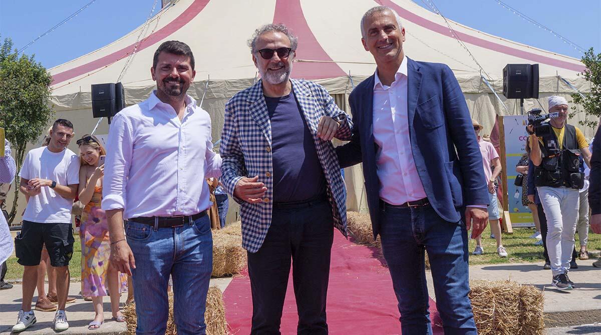 Al Mèni, la magia del circo dei sapori: 60.000 piatti stellati serviti in 10 anni - Al Mèni, chef Bottura con il sindaco PH GALLINI