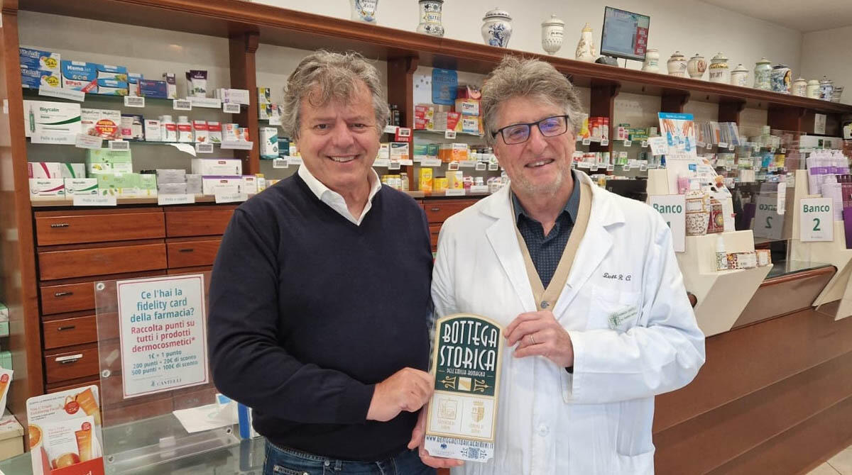 Farmacia Cantelli, origini antiche e una lunga storia. Sopravvissuta alle bombe della Guerra Mondiale - Gianni Indino consegna la targa di bottega storica a Ruggero Cantelli