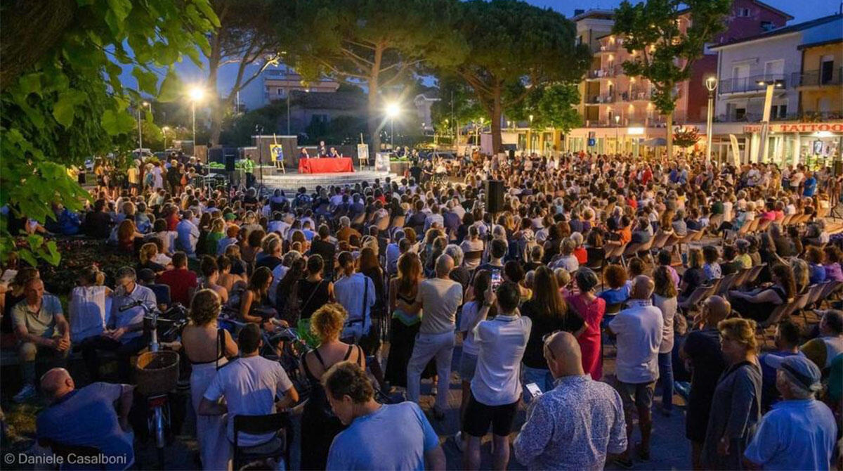 Festival filosofico a Misano, dopo Petrosino e Galimberti c'è Vito Mancuso - Il numeroso pubblico alla serata con Galimberti e Petrosino PH CASALBONI