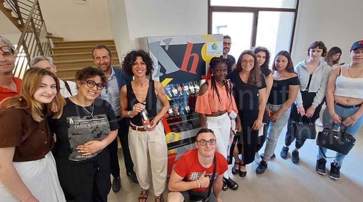 La Macchina dei Sogni: studenti di Rimini trasformano bottiglie riciclate in opere d'arte -