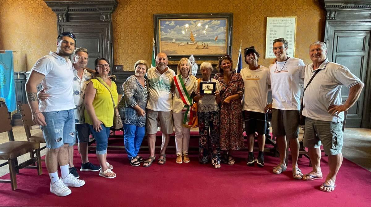 Turista fedele premiata: "A Cattolica per le balere, mi sono poi innamorata della città" - La sig.ra Valsecchi premiata dalla sindaca Foronchi