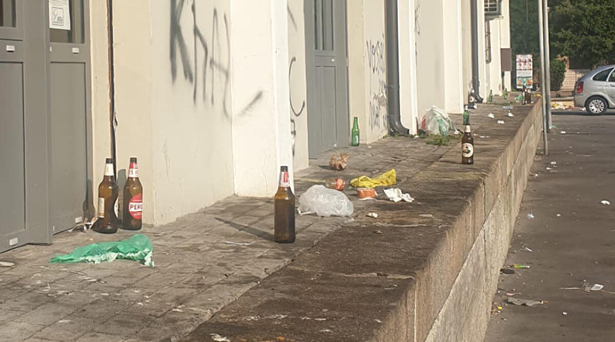 Bivacco alla stazione: bottiglie e spazzatura in giro - Parcheggio della stazione vicino al Bike Park
