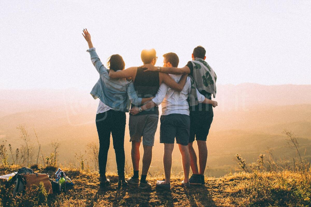 Intrecci spaziali, al Parco Marecchia il festival che racconta il bello dell'accoglienza - Photo by Helena Lopes on <a href="https://www.pexels.com/photo/anonymous-friends-standing-together-at-sunset-in-mountains-4453153/" rel="nofollow">Pexels.com</a>