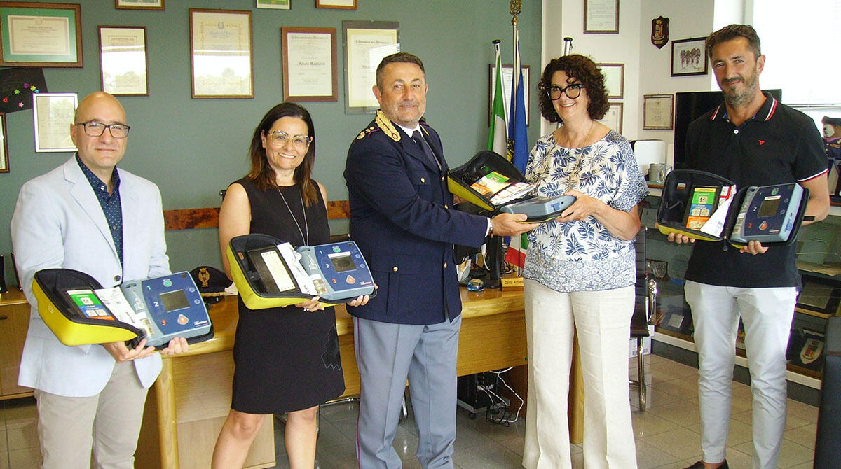 Una città 'cardioprotetta': Ausl Romagna dona defibrillatori destinati alle pattuglie della Polizia Stradale - La cerimonia di consegna alla Polizia Stradale di Rimini