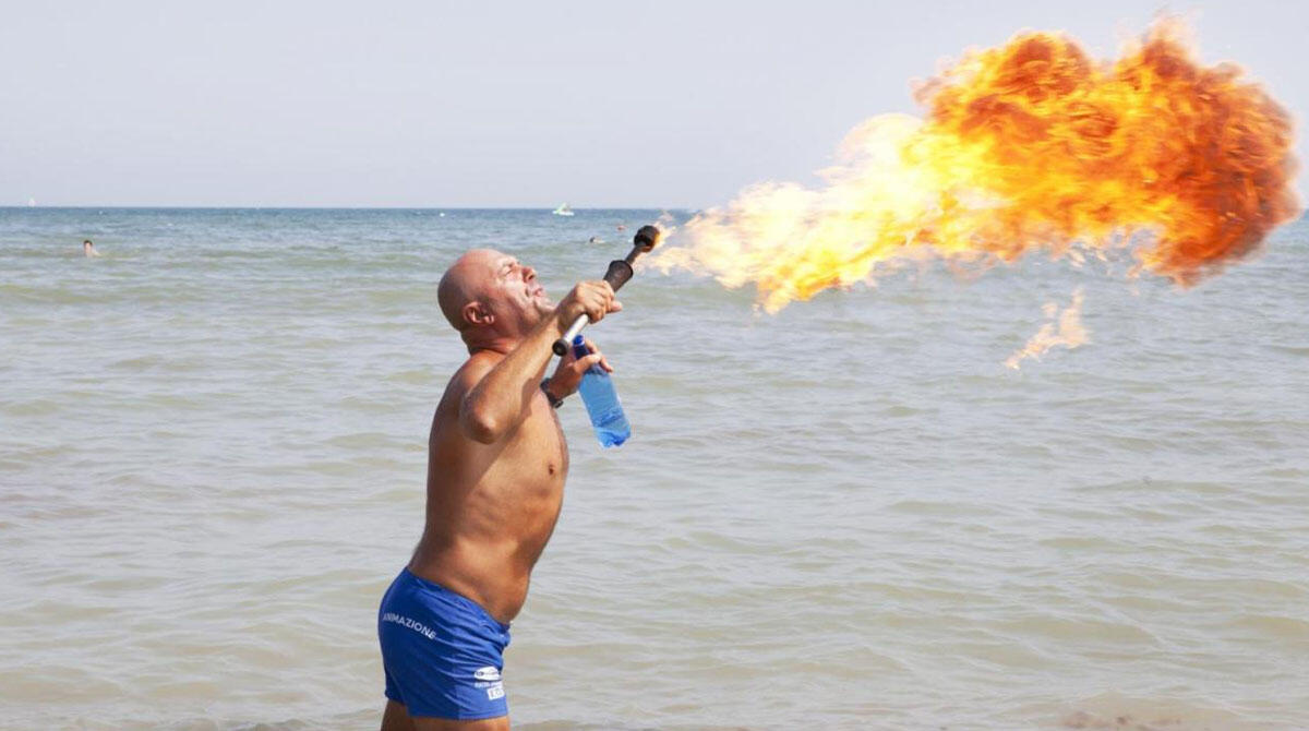 Un Mare di Vino e un Mare di Fuoco: 7 km di spiaggia faranno vivere la magia. Novità lo show di moto d'acqua - Un mare di fuoco